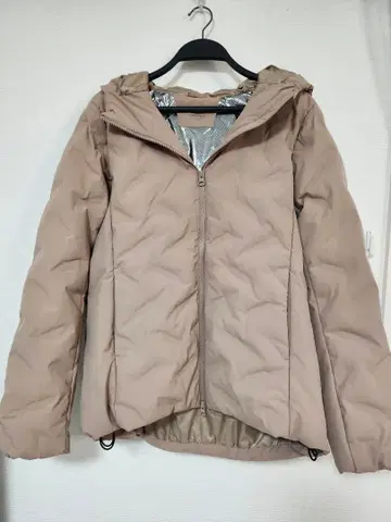 후드 부착 베이지 다운 자켓