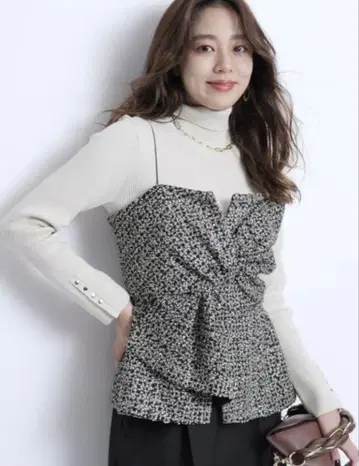 저스길리티 라메 터틀 베이지 터틀 니트 하이넥 리브