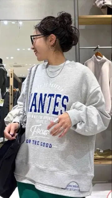 니코앤드 [ be with M ] 미사요 입체 로고 풀오버