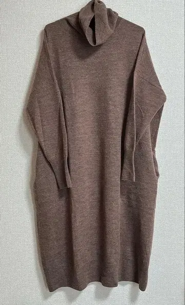 터틀넥 니트 원피스 TUTIE. / 모카 브라운