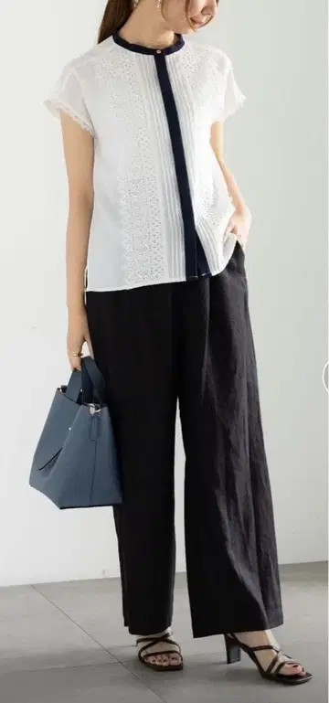 택 포함 새상품 스캘럽 레이스 프렌치 슬리브 블라우스 네이비 라인