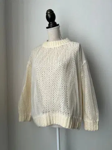아이보리 튤 장식 굵은 니트