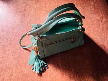 [ 구우코뮤운 ] 민트 그린 태슬 부착 핸드백