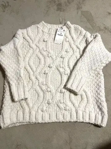 [ 미사용 새상품 ] ZARA 케이블 니트 폼폼