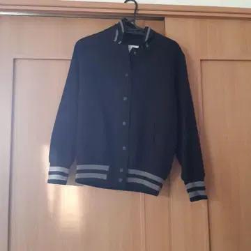 AZUL ENCANTO 블랙 바시티 자켓