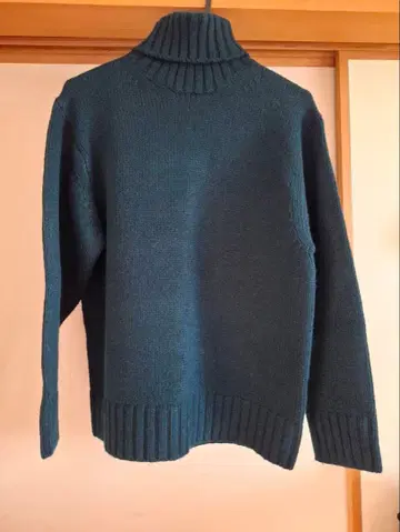 GU 다크 틸 터틀넥 니트