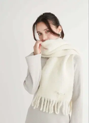 CELFORD 셀포드 비즈 브로치 포함 니트 스톨 머플러