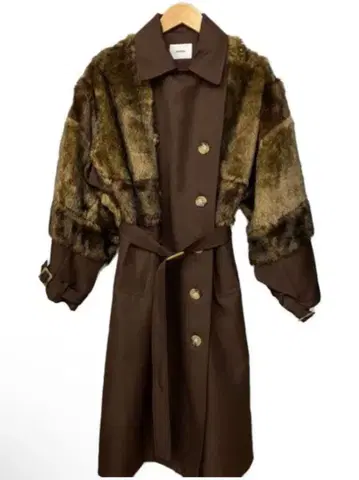 컨디션 최상 MURUA 브라운 퍼부착 W 버튼 롱 코트