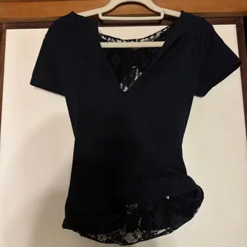 블랙 V넥 티셔츠 레이스 디테일