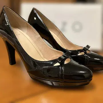 EIZO 블랙 에나멜 펌프스 리본 포함 오픈토 하이힐 23.5