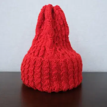 빨간색 아란 케이블 캡 손뜨개 모자