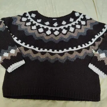 새상품급 로쿠 뷰티앤유스 노르딕 무늬 긴팔 니트 스웨터 브라운 계열