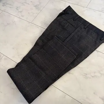 그레이 체크 무늬 슬랙스