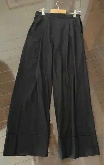 르필 LE PHIL 코튼 혼방 턱 팬츠