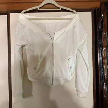 오프숄더 화이트 후드티