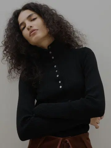 AMERI VINTAGE UND HIGH NECK BUTTON KNIT