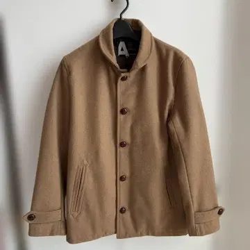 베이지 체스터 코트 버튼 포함