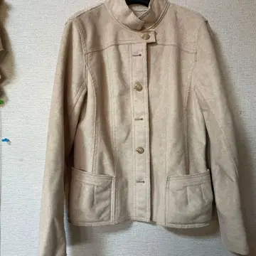 베이지 버튼 부착 자켓
