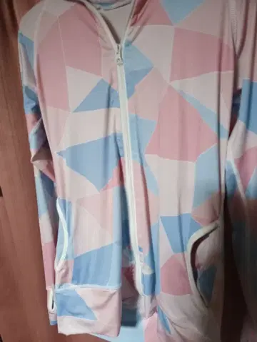 일품 라이크라 스트레치 계열 트로미 소재 기하학 패턴 풀 집업 상의