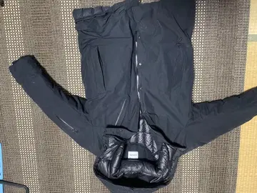 후드 부착 블랙 다운 자켓 몽키타임