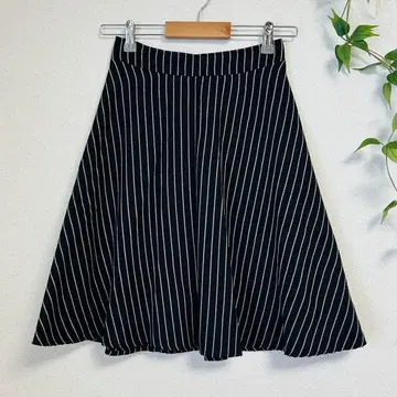 INGNI 잉그 M 스트라이프 패턴 플레어 스커트 깔끔한 안감 부착