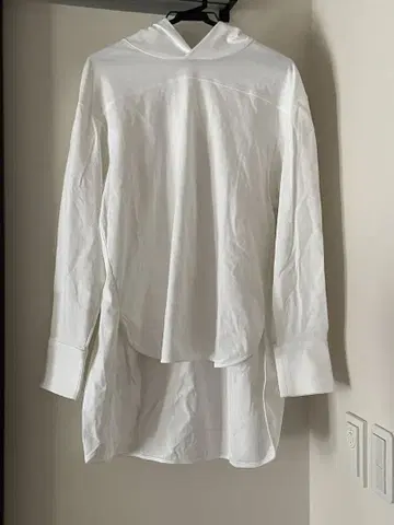 J.C.M 화이트 후드 부착 긴팔 티셔츠