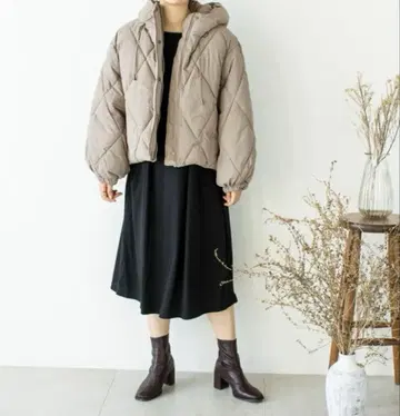 TRIANGLE PALETTE 다이아 퀼트 충전솜 숏 자켓 후드 부착