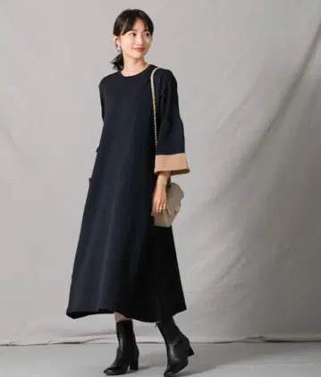 네이비 플레어 슬리브 롱 니트 원피스