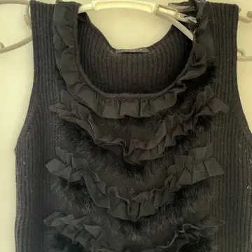 새상품급 블랙 프릴 슬리브리스 니트 LOUNIE