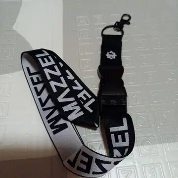 MAZZEL 로고 넥스트랩 BMSG