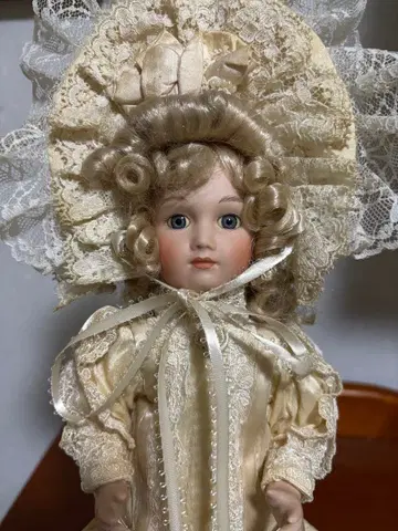비스크 인형 빈티지 금발 곱슬머리 여아