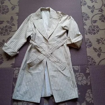 베이지 계열 체크 무늬 롱 코트