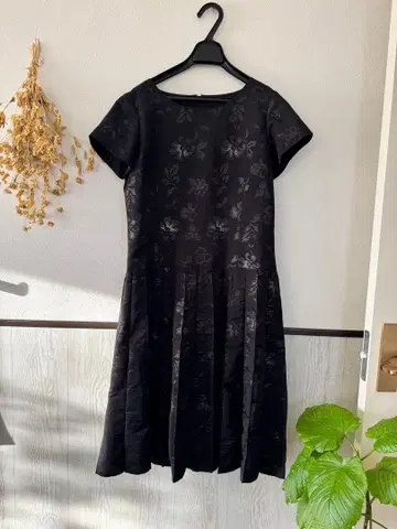 Gabardine K.T 꽃무늬 자수 블랙 원피스