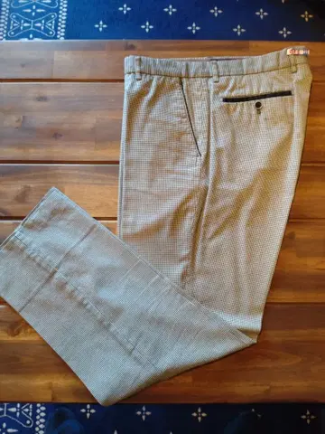 체크 무늬 슬랙스 백 포켓 부착