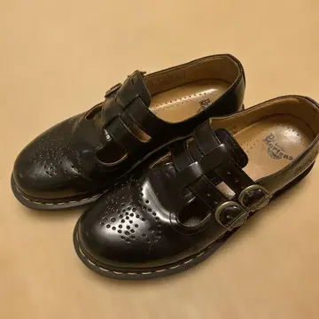 Dr. Martens 블랙 스트랩 신발