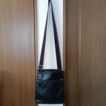 블랙 합성 피혁 숄더백