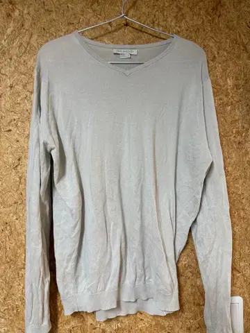 존 스메들리 메리노울 크림색 V넥 니트