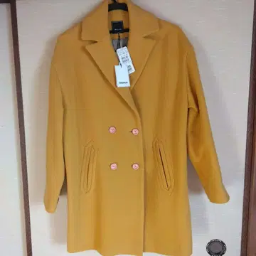 머스타드색 더블 브레스트 코트