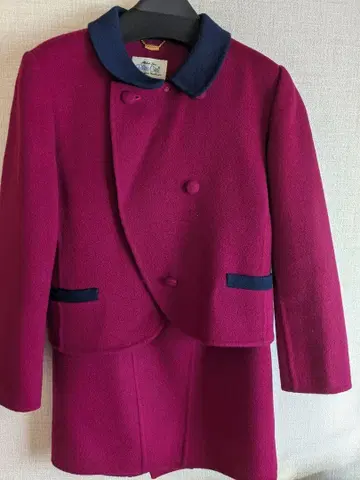 레트로풍 마젠타 네이비 더블 브레스트 수트