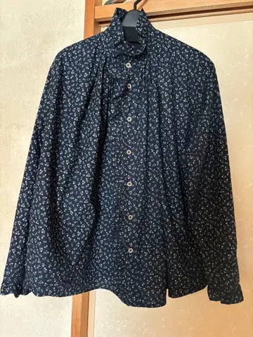 새상품급 45R 운간초 프린트 풀리 블라우스