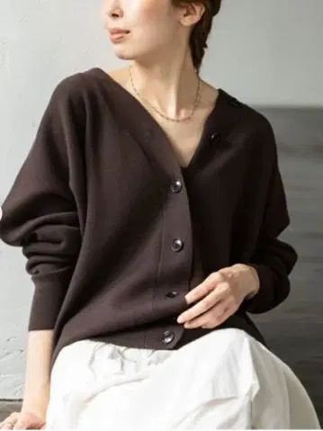 NOBLE 다크 브라운 V넥 가디건