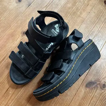 닥터마틴 Dr.Martens 블랙 스트랩 샌들 통굽