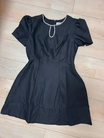 CME STUDIO 블랙 반팔 무릎 기장 원피스