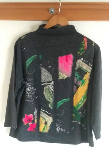 일본제 아트 프린트 하이넥 니트