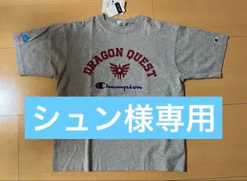 드래곤 퀘스트 디자인의 그레이 T셔츠 Champion 제조.