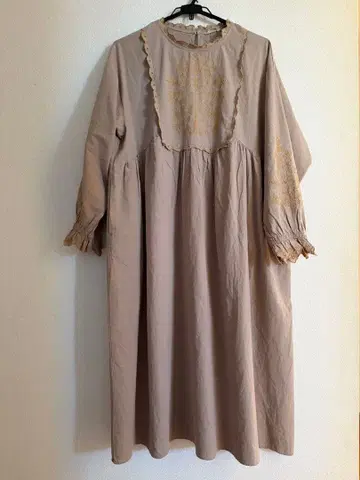 사만사 모스모스 배색 자수 원피스