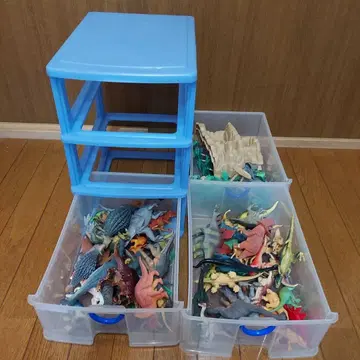 공룡 피규어 60개 정도 있습니다