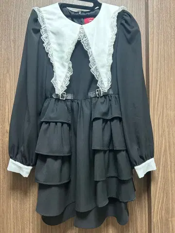 레이스 달린 옷깃의 블랙 미니 원피스