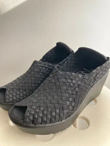 블랙 꼬임 디자인 샌들