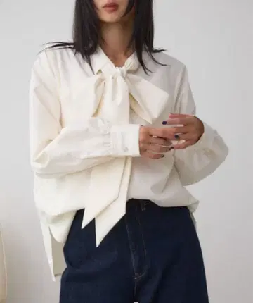 [ AZUL by moussy ] 보타이 화이트 긴팔 블라우스